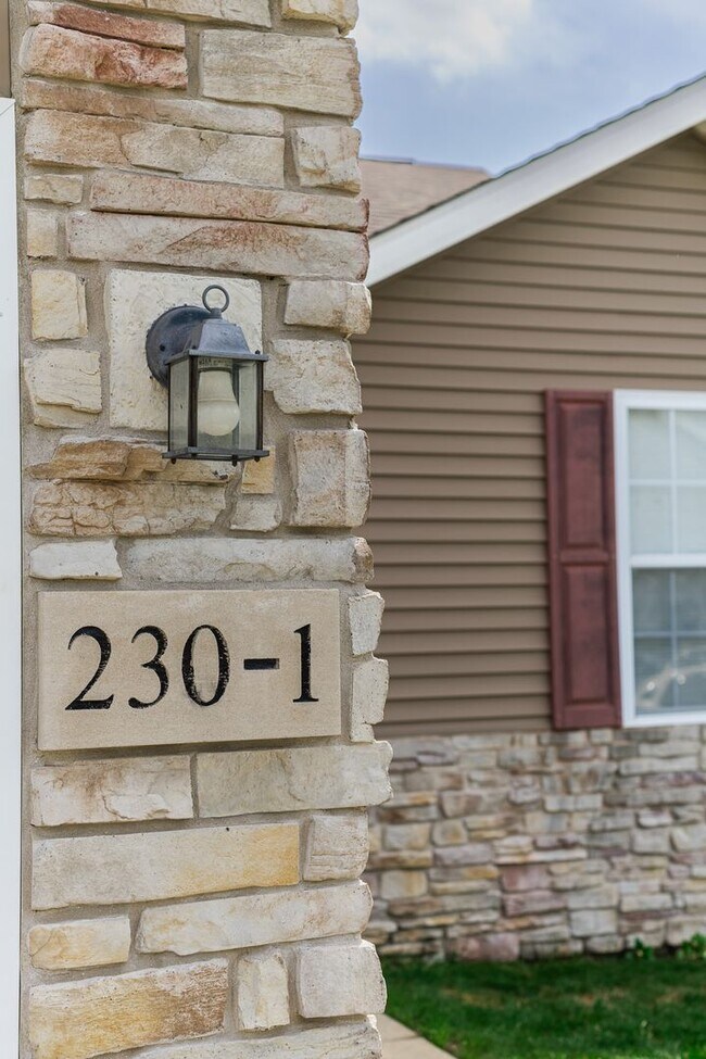 Building Photo - 3 Bedroom / 2 Bathroom Home for Rent in Va...