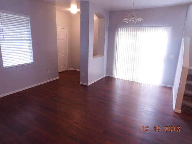 Foto del edificio - AVAILABLE NOW!!