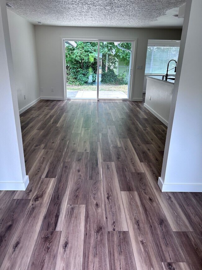 Foto del edificio - Single Level 4 bedroom in Heart of Vancouver