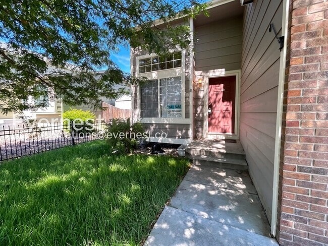 Building Photo - 4 Bed, 2.5 Bath Home with Fenced Yard & Garage / Available Soon!