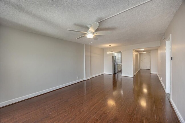 Building Photo - 250 Jacaranda Dr