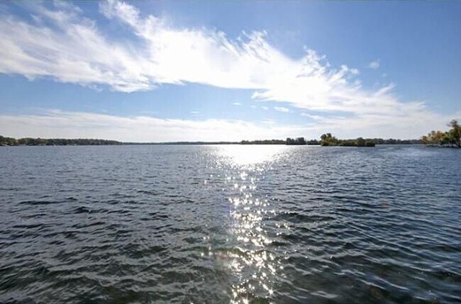 Foto del edificio - Comfortable 2-Bedroom Condo Near Lake Minnetonka – Private Deck & Resort-Style Amenities