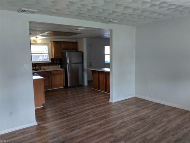 Building Photo - 3200 Camelot Blvd