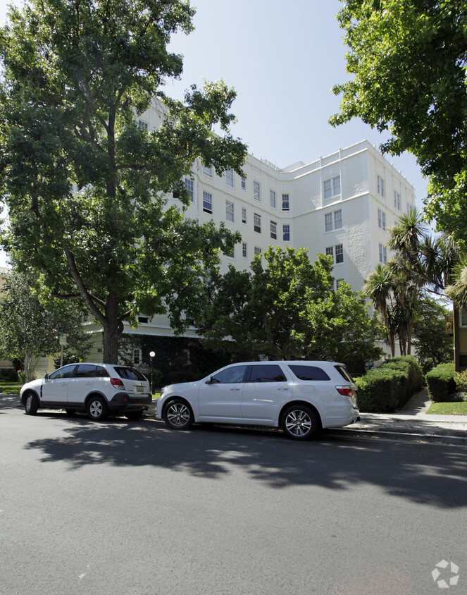 Building Photo - The Chateau Apartments