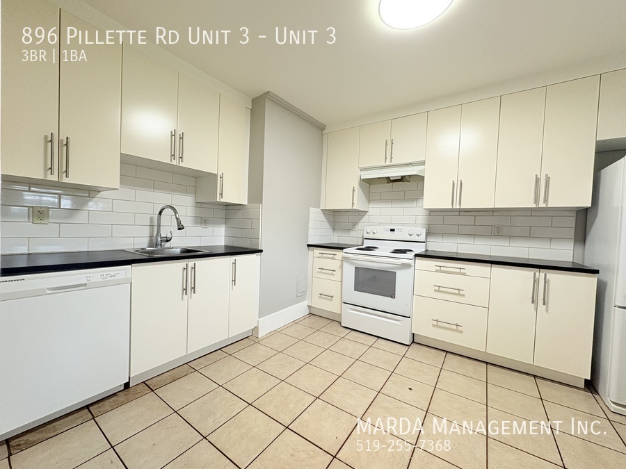 Primary Photo - STUNNING 3BEDROOM/1BATH APARTMENT WITH MOD...