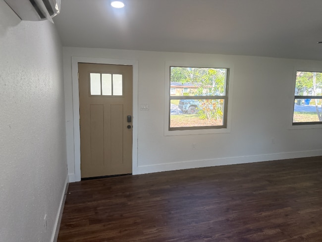 Building Photo - 3000 Karen Ave