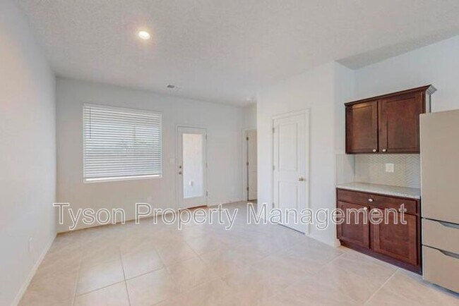 Building Photo - 8220 San Pedro Dr NE