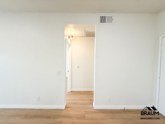 Building Photo - 11459 Collins St