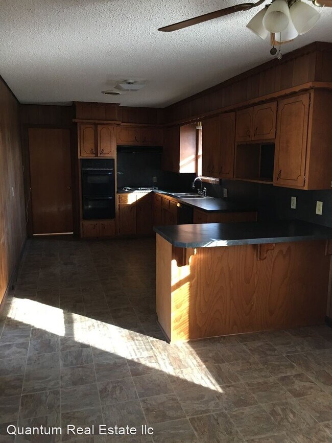 Building Photo - 4 br, 1 bath House - 409 W. DOGWOOD STREET