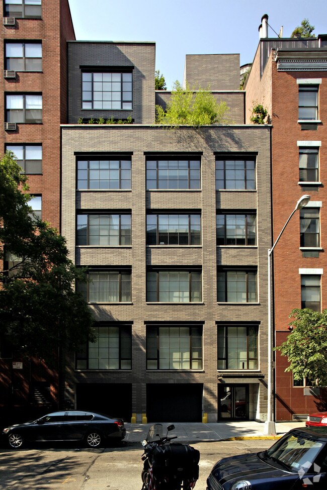 Building Photo - 316-318 E 22nd St