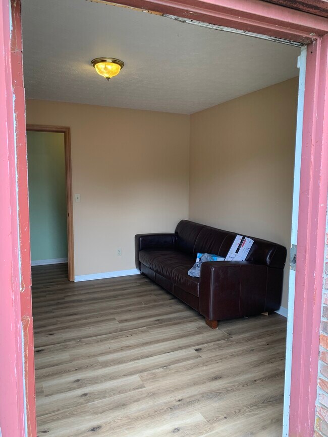 Entry Room - 216 E Burks Dr