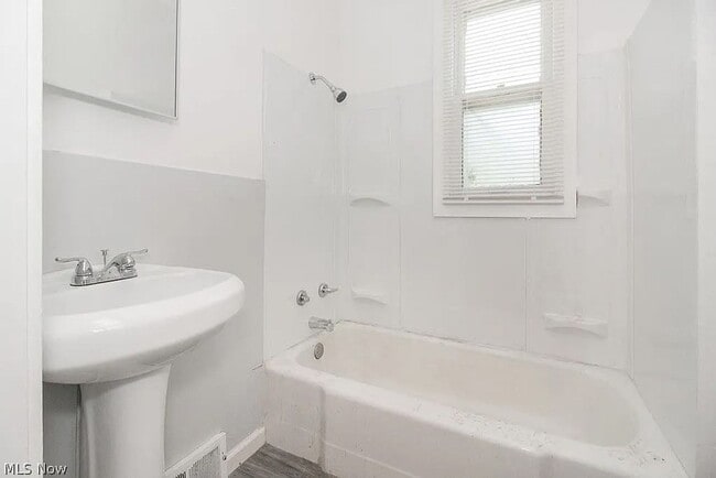 Building Photo - 4 BD/1 BA