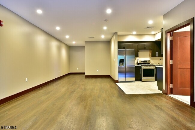 Foto del edificio - 8 Whitehall Rd