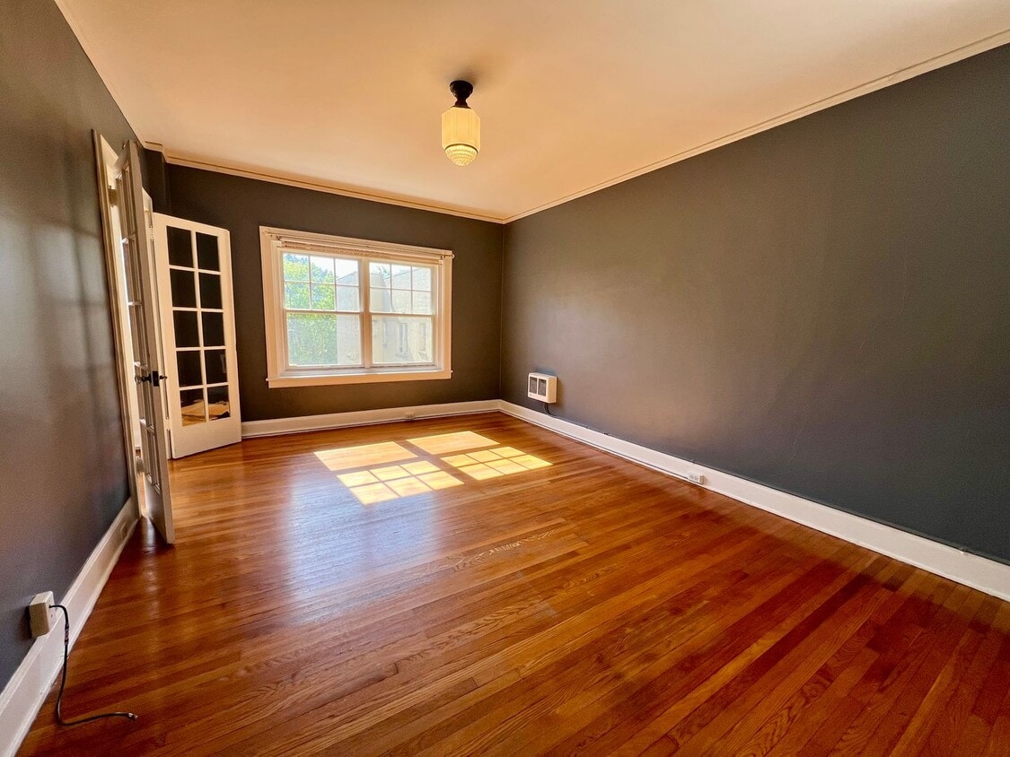 Historic Studio with Murphy Bed, Storage & Prime Alphabet District Location! - Historic Studio with Murphy Bed, Storage & Prime Alphabet District Location!
