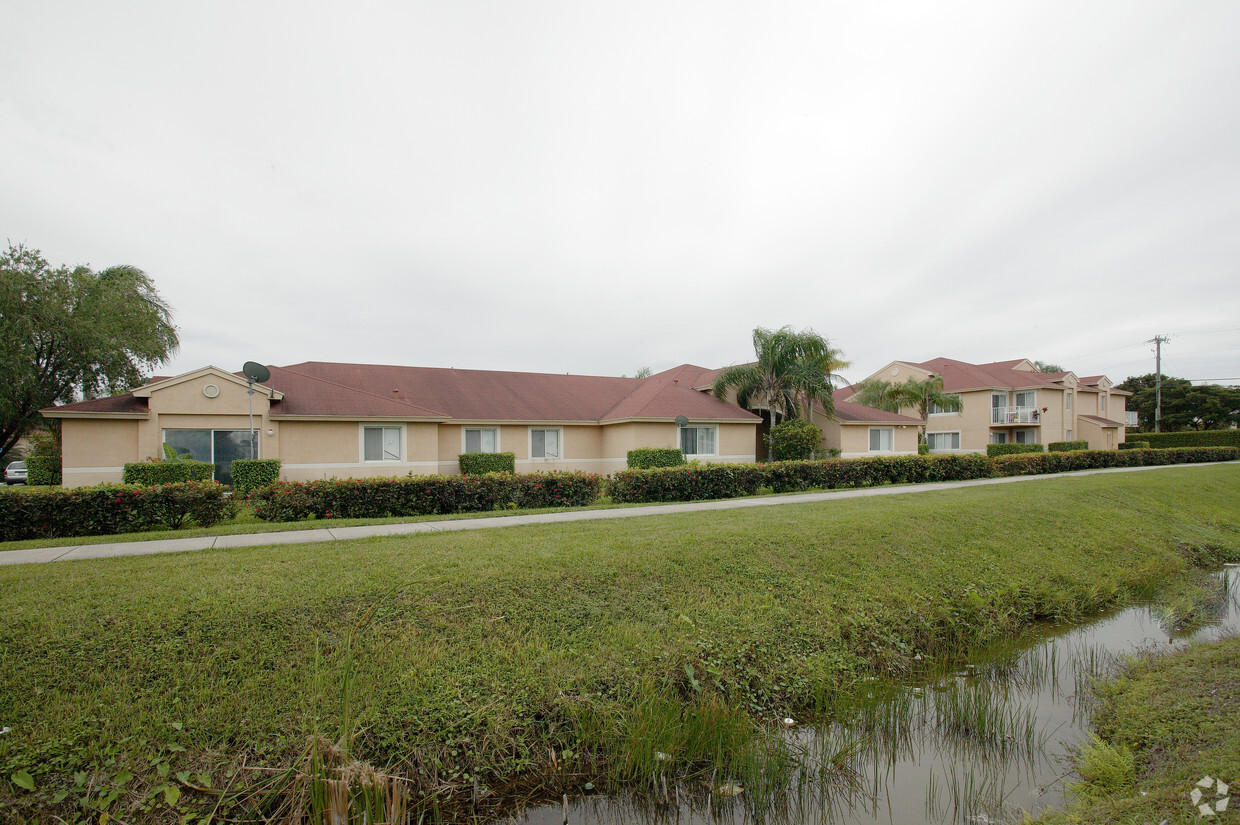 Building Photo - Royal Palm Gardens