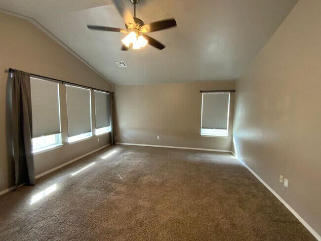 Foto del edificio - 3 bedroom 2 bath - SW OKC
