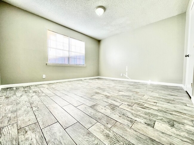 Foto del edificio - 3913 Englewood Cir