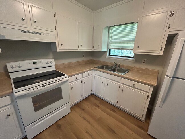 Foto del edificio - 3br 1.5 ba available now