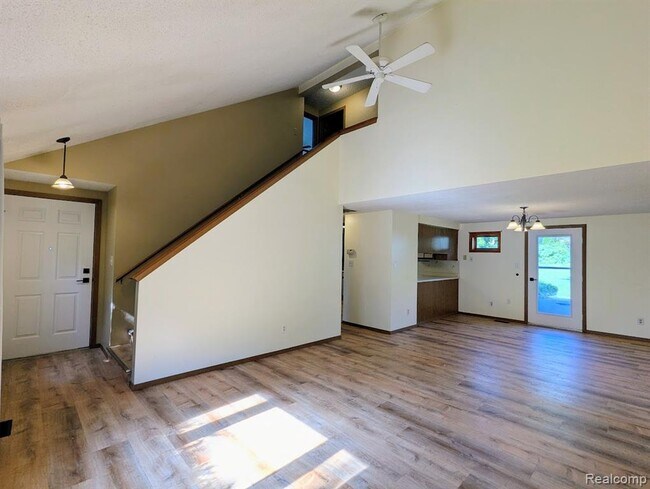 Foto del edificio - 2316 Crescent Lake Rd
