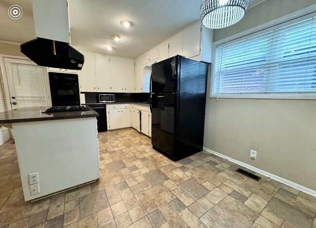 Foto del edificio - 3 Bed/2 Bath/2 Car Garage