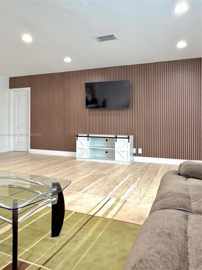 Foto del edificio - 120 NE 9th Ave