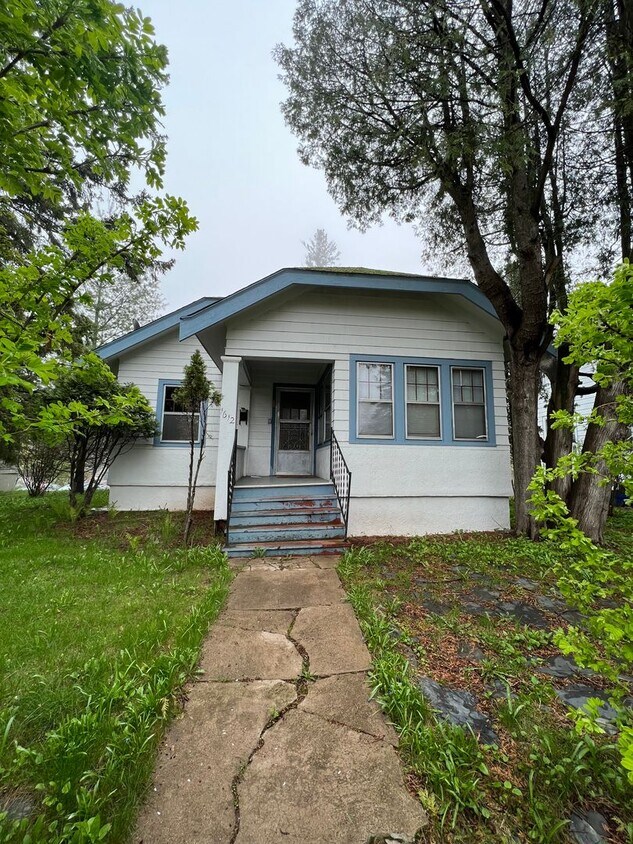 Primary Photo - AVAILABLE JUNE - 3 Bed 2 Bath Spacious Hom...