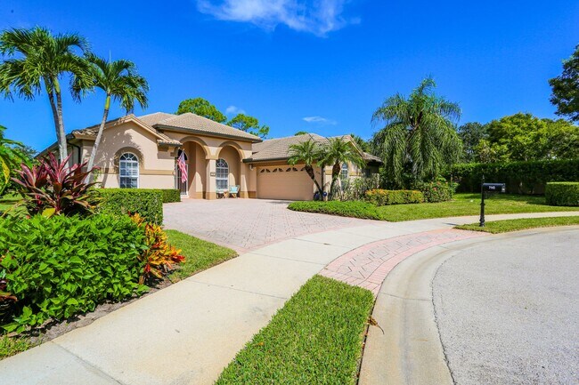 Building Photo - ***3BED+DEN/2BATH***AUTUMN WOODS***SEASONA...