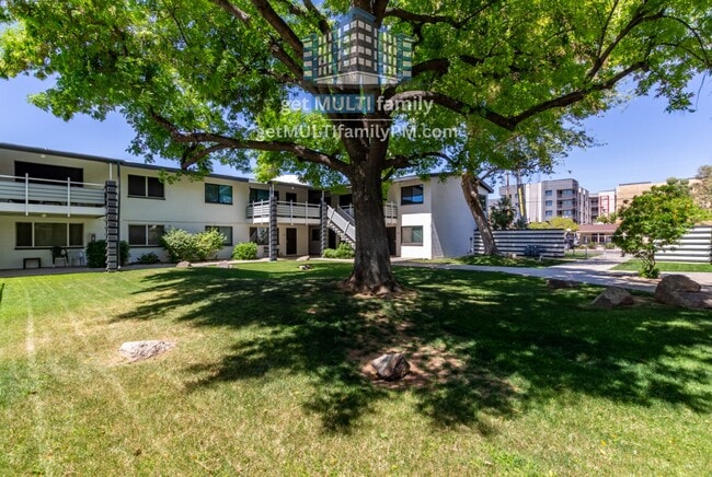 Building Photo - 721 E Montebello Ave