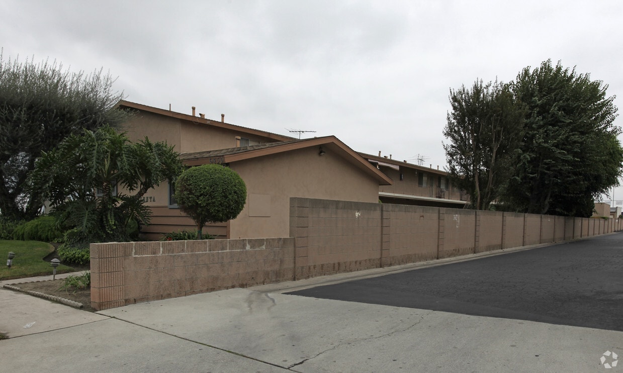 Building Photo - Cresenta Villa