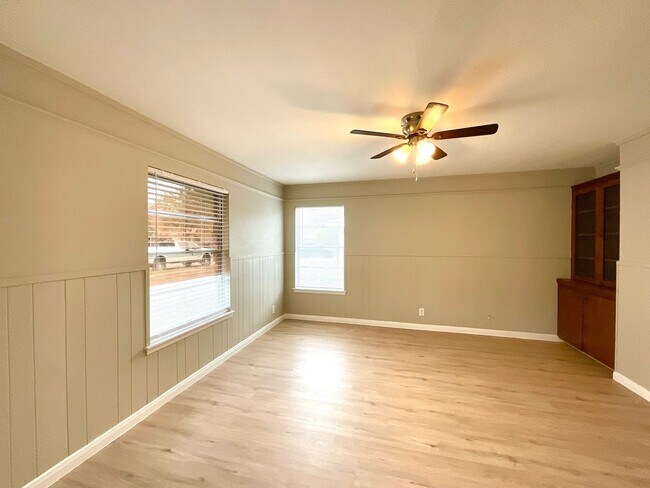 Foto del edificio - **APPLICATION RECEIVED** Move-In Ready 3-Bedroom Home with Fenced Backyard!