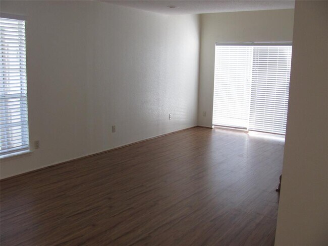 Foto del edificio - 9809 Richmond Ave