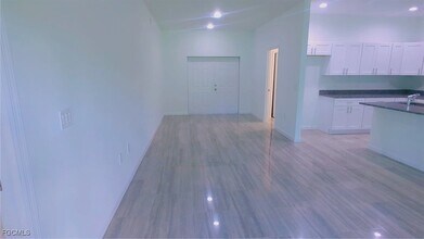 Building Photo - 927 Bolivia Dr
