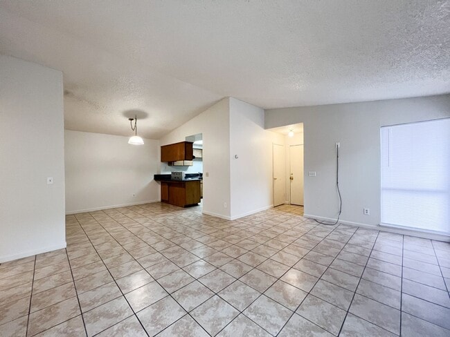 Building Photo - Spacious Halfplex