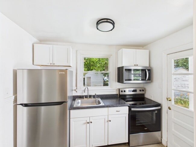 Building Photo - 3905 Larchmont Ln