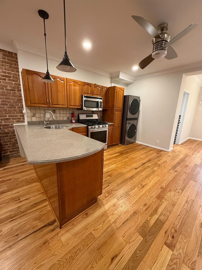 Building Photo - 353 5th St