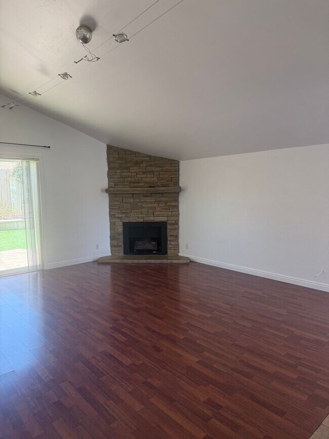 Foto del edificio - Price Reduction 3 Br 2 ba - close to CSUSM...