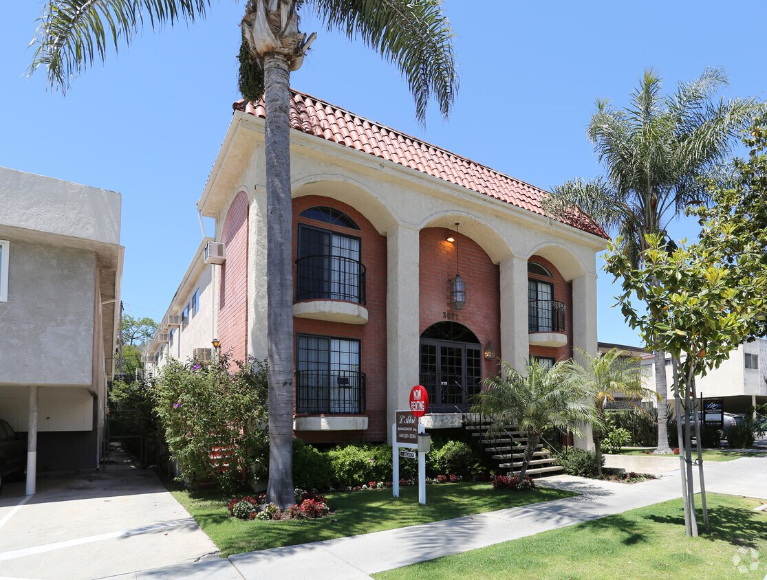 Foto del edificio - 3671 McLaughlin Ave