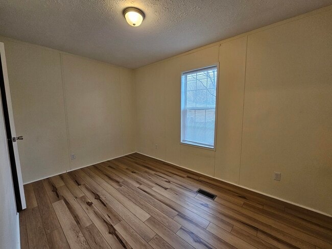 Building Photo - 637 Scarlet Dr