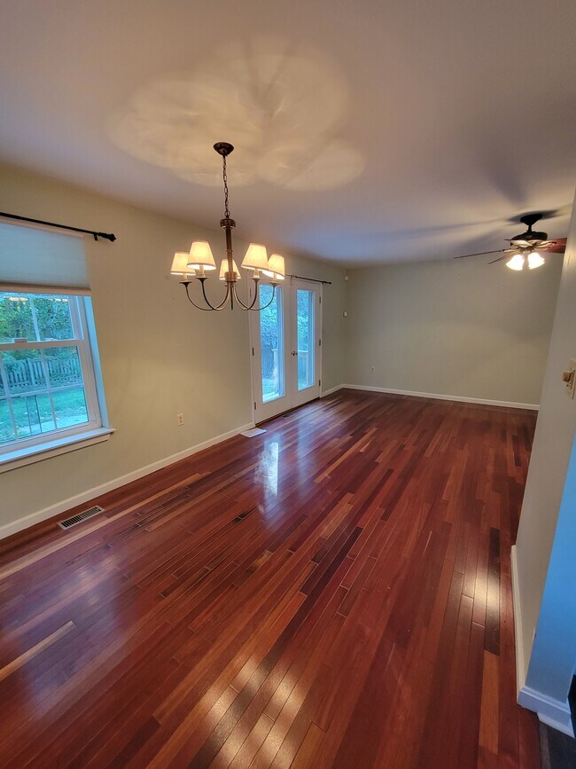 Foto del edificio - 9115 Honeysuckle Dr