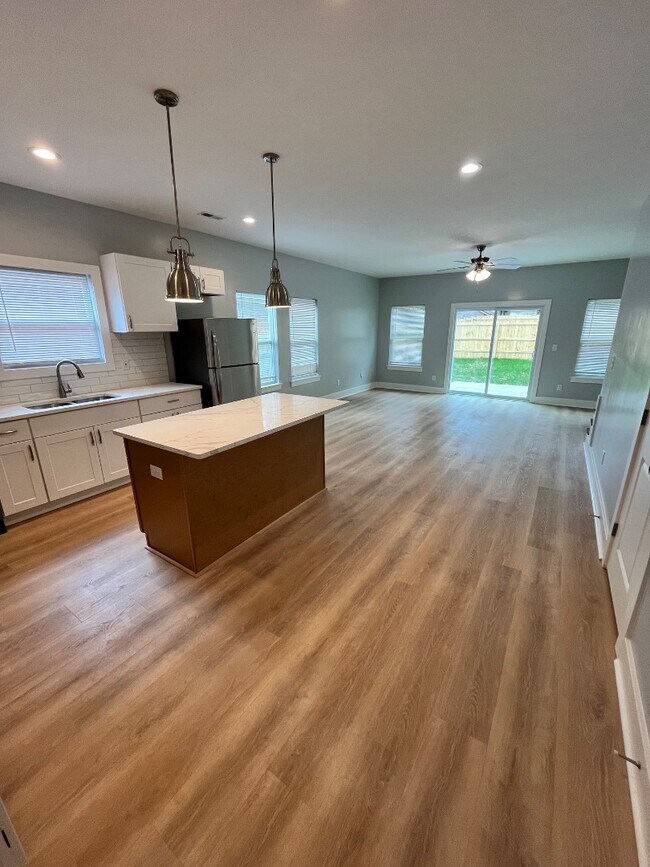 Photo - 1815 Newcastle St Apartment