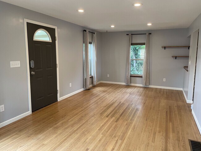 Building Photo - 414 2nd Ave W
