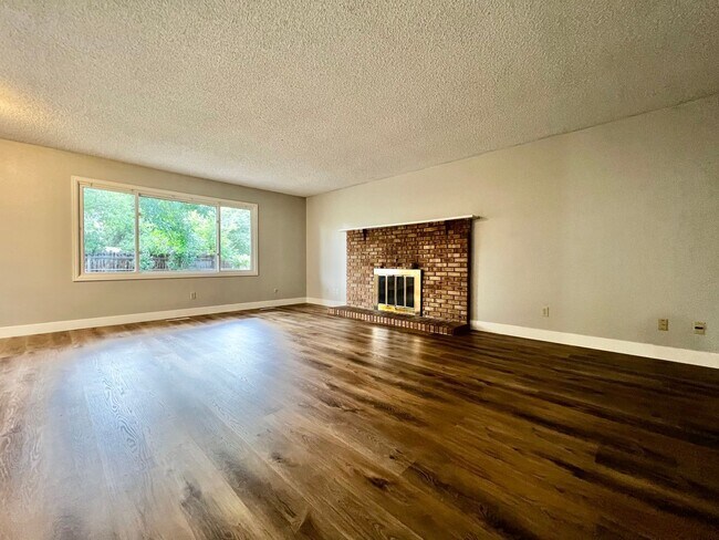 Foto del edificio - 3 Bedroom 2 Bathroom Ranch Style Home!