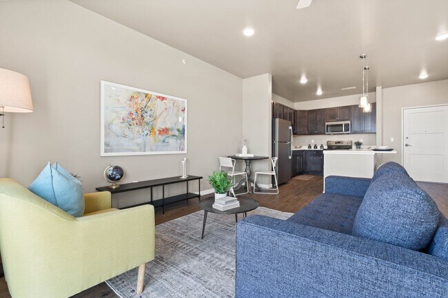 Foto del edificio - Spacious 1-Bedroom/1.5-Bath, unit 105, available 5/1/2026
