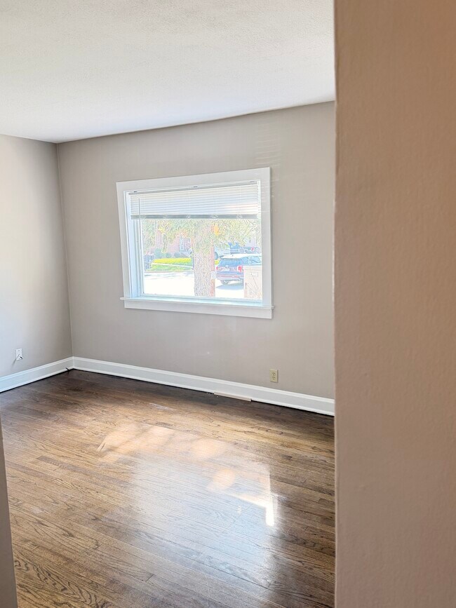 4 Sala de estar 1 - 9351 Kennedy Ave