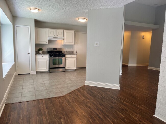 Foto del edificio - 2703 Hot Springs Dr