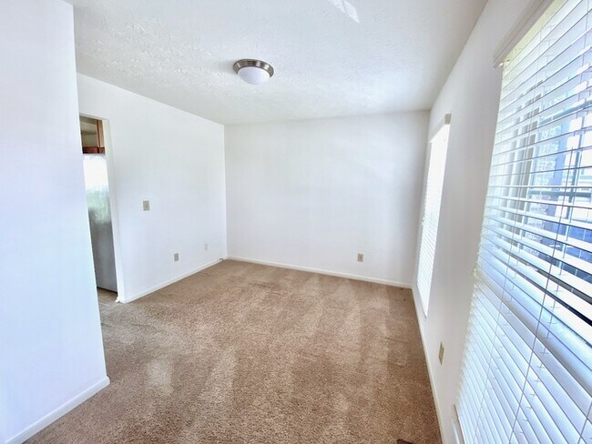 Building Photo - Cul-De-Sac Mason Home!