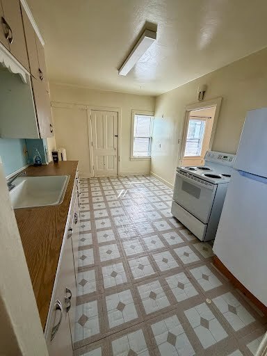 kitchen - 1628 Kentucky Ave