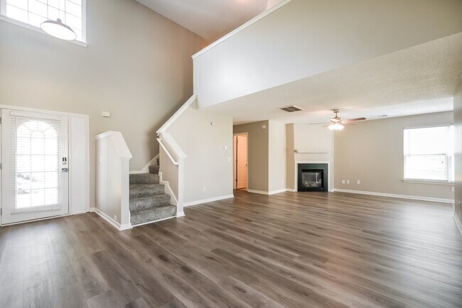 Building Photo - 5577 Waverly Park Dr