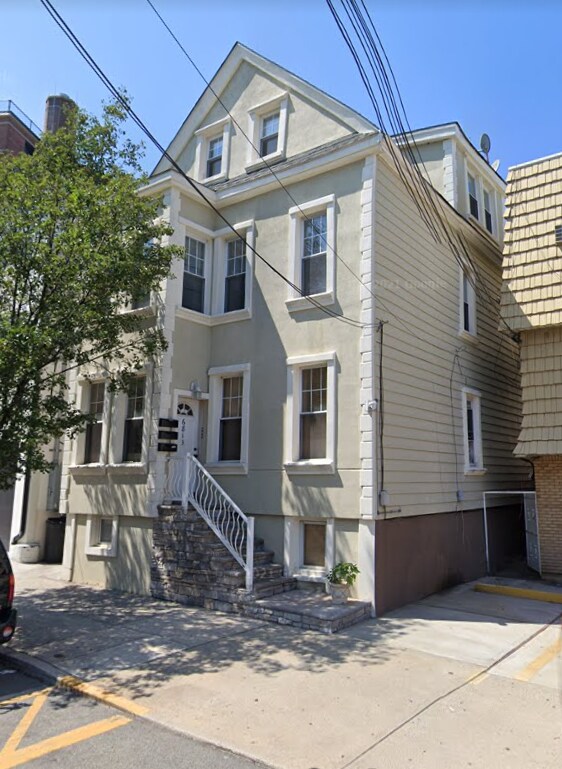 Foto del edificio - 6813 Palisade Ave