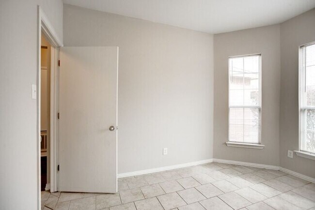 Building Photo - No Application Fees* $1000 off 1st months ...